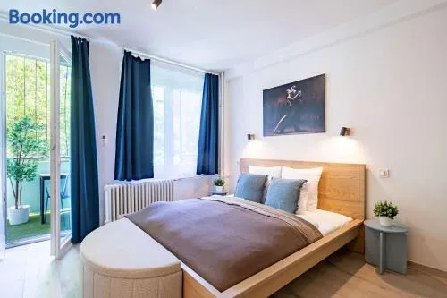 Central - Balcony - Comfy - Green - Image 1