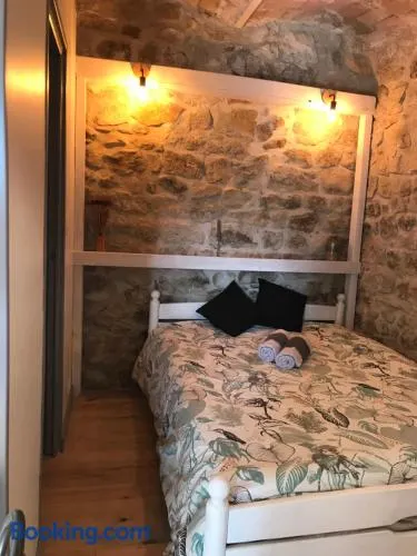 Chambre atypique dans une cave voutée avec petit déjeuner - Image 1