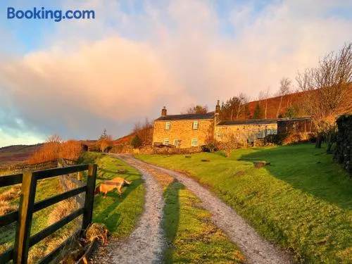 Luxury Cottage above Embsay Reservoir with Sunrise-to-Sunset Views - Image 1