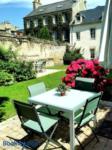 Apt duplex ou plain pied tout confort plein centre ville Bayeux proche commerces, restaurants, avec terrasse privative ou jardin commun aménagé clos, parking gratuit à proximité, proche plages du débarquement - Image 1