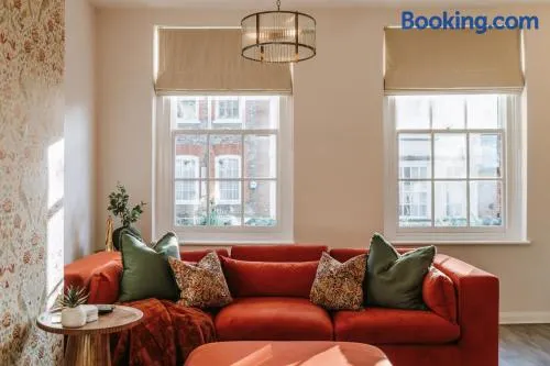 Elegant, Luxury Family Apartment! Marlow Town Centre, Walk to Pubs - Image 1