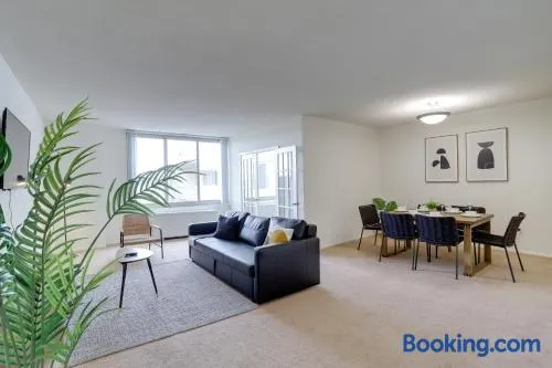 Incredible 1 BR Apt + Den @Crystal City With Gym - Image 1