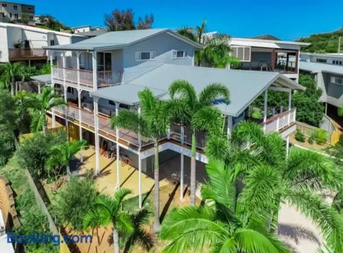 Lammermoor Lodge Holiday Home Yeppoon - Image 1