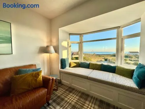 Lagoon View - Sea View- Pet Friendly - 2 Bed Apt - En-suite - Image 1