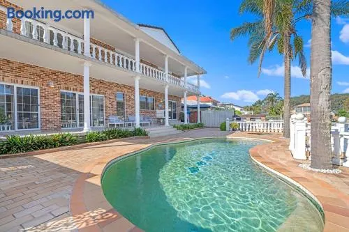 Stunning 4BR Holiday Home with Water Views & Pool - Image 1