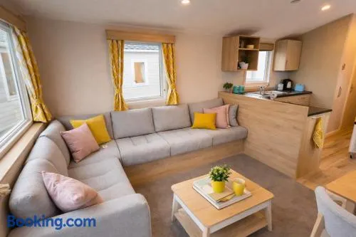 M&B Holiday Home 2025 Cozy Beach side Caravan 4 Beds, 3 Sofa Bed, 7 Sleep, Wifi, Tea and Coffee, Free Parking - Image 1