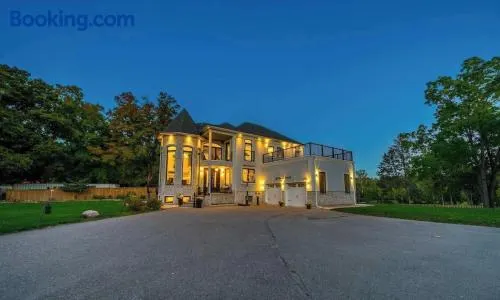 Spacious Vacation Home For Family Groups, Birthdays & Weddings - Image 1