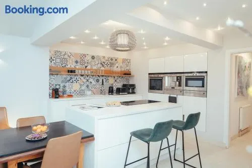 5 Bed Family Home- Free Parking - Image 1