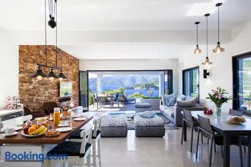 Grande villa adaptée aux familles avec terrasse, jardin et barbecue - Image 1