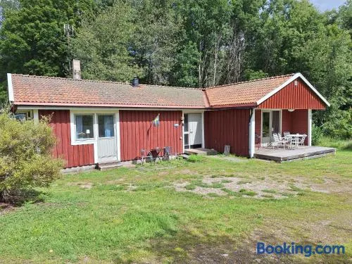 Hus på landet nära sjö - Image 1