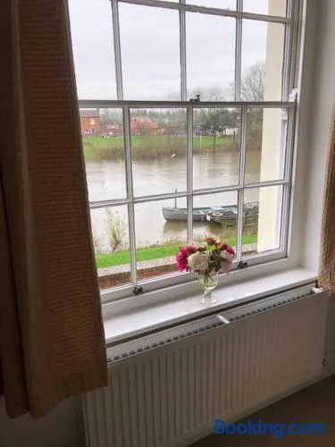 Beautiful riverfront cosy one bedroom apartment - Image 1