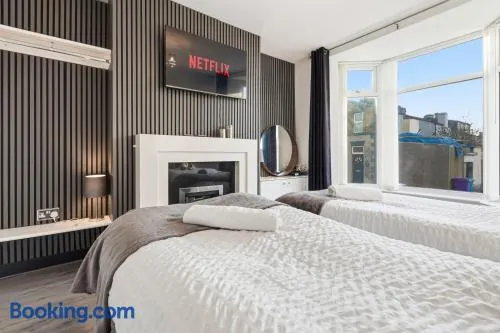 The Crews Quarters Anfield - Sleeps 9 - Modern - Image 1