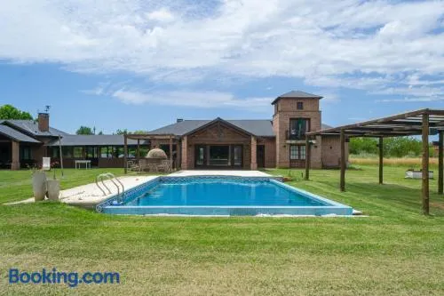 Casa de campo en club privado Benquerencia - Image 1