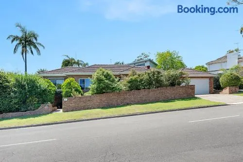 Luxury 3 bedroom 2 bathroom full home, easy access, pet friendly, near Cronulla - Image 1