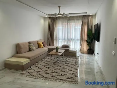 Private Room,living room, Piscine & Parking en cohabitation avec le hôte seulement - Image 1