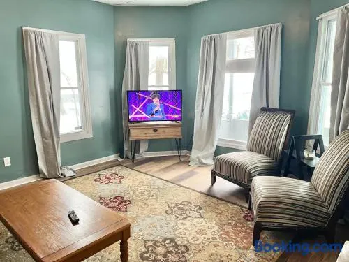 Private Room-Queen Bed-Shared Living Spaces - Image 1