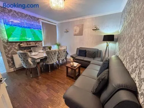 Spacious 4BR House Free Parking Prime Location - Image 1