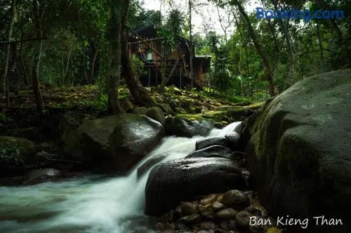 บ้านเคียงธาร โฮมสเตย์ แม่แมะ Cascade Lodge - Image 1