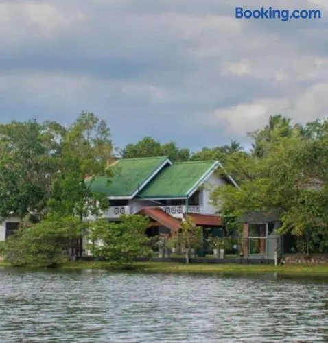 Leibe Lake Holiday Villa - Image 1