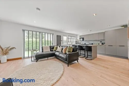 Modern 2-BR Sleeps 4 Near Edinburgh Parking - Image 1