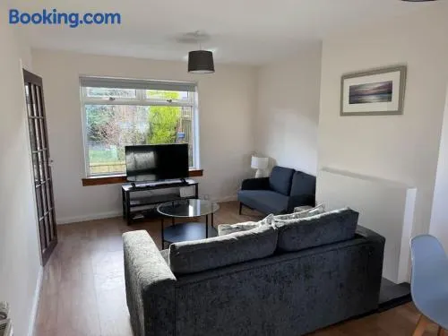 4 Bed House, Glenrothes sleeps 5 - Image 1