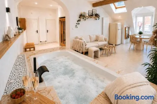 Sublime Loft avec Spa Privatif & Sauna, Hyper Centre, Parking facile - Image 1