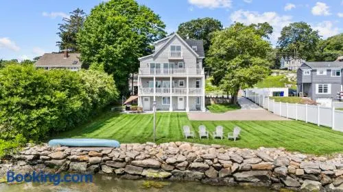 Waterfront Renovated Apartment - Image 1