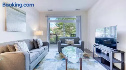 Luxury Modern Apt with Patio - Image 1