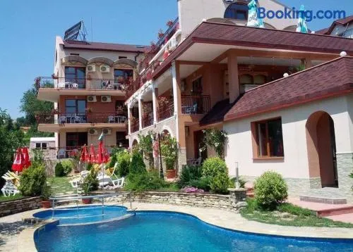 Byala Perla Family Hotel - Image 1