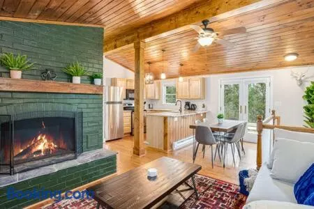 Harpers Ferry Cabin Hot Tub, Deck, Fire Pit, WiFI - Image 1