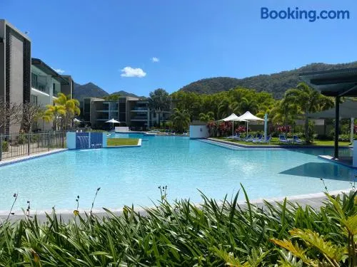 Blue on Blue Deluxe King or Twin room, steps from ferry, amazing pool, wifi - Image 1