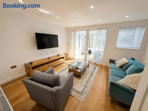 Modern 3BR Home - Kingsize Bed, Office & Garden - Image 1