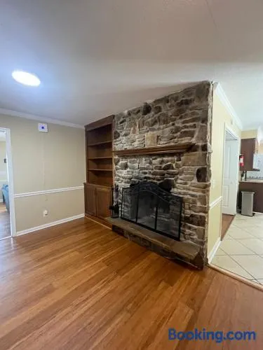 4-bedroom Duplex with AC and WiFi in Dalton GA - Image 1
