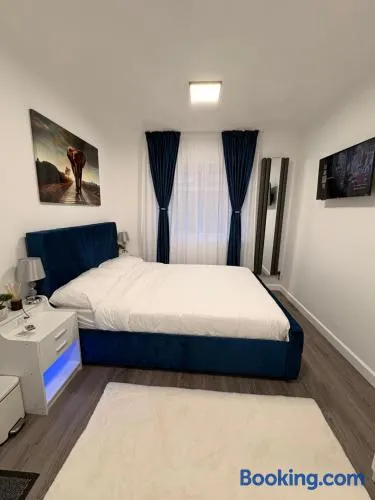 Modern En-Suite Double Bedroom in Cardiff with Private Entrance - Image 1