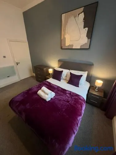 City Centre 4 Bedroom Apartment with Terrace Sleeps 10 by StaySavvy Accommodation - Image 1