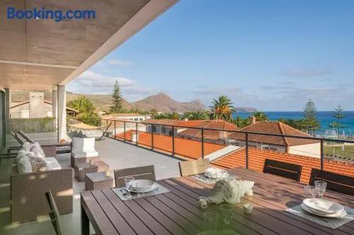 Merveilleuse maison de vacances adaptée aux familles avec jardin, terrasse et barbecue | Vue mer | Proche de la plage | Adaptée au travail à distance - Image 1
