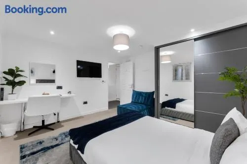 London Cosy 2 Bedroom Modern Suite Central, Excel, Stratford Wanstead Sleeps 4 - Image 1