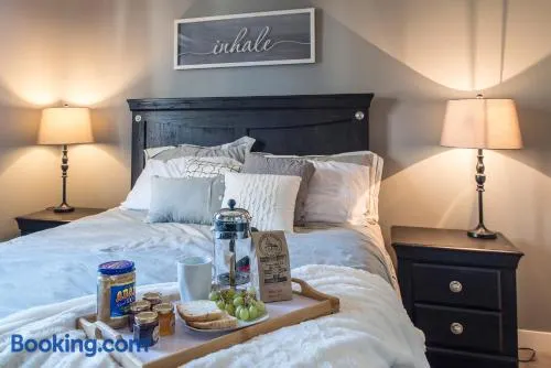 Modern Cozy 2 Bed 2 Bath with Lake and Mountain Views Pool and Hot Tub - Image 1