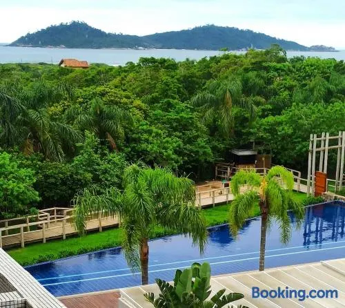 Refúgio VIP Pé na Areia no Campeche - Piscina, Sauna e Academia até 08 pessoas - Image 1