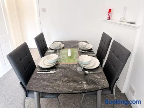 Grange House 1 Bedroom for 3,4, Train Station FREE Parking - Image 1
