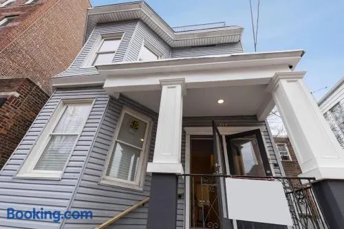Modern & Spacious 3 BED & 2 BA Condo mins from NYC - Image 1
