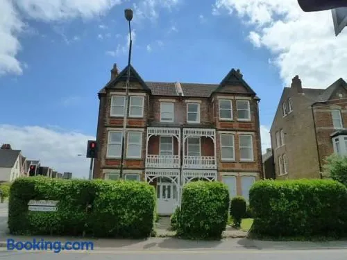 Top floor flat with sea view - Image 1