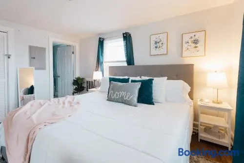 Villa Chic near Downtown Bristol King Bed - Image 1