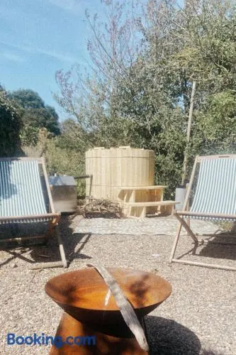 Pet Friendly Shepherd's Hut Sleeps 2 with Hot Tub - Image 1