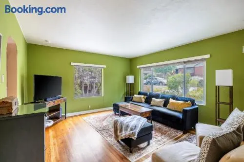 Cozy 2BR Home Near UNR with Large Deck & Parking - Image 1