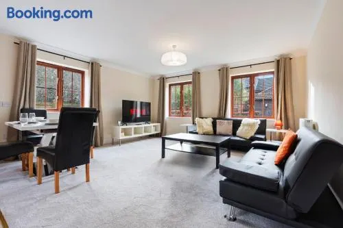 Cozy 2bed flat with free parking near Willen Lake in Milton Keynes - Image 1