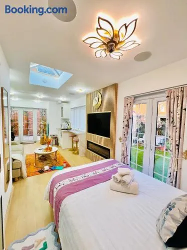 Hayaat Cottage, Cosy New Studio, great London link - Image 1