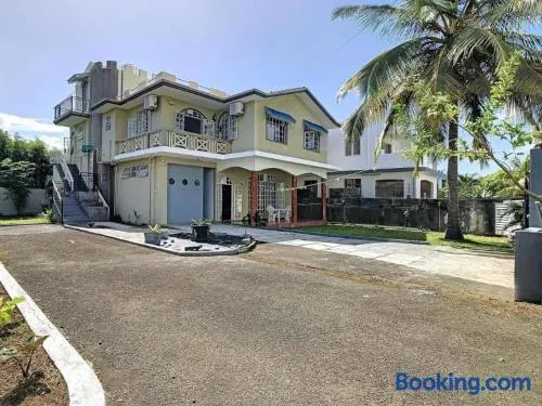 Spacious Apartment in Calodyne with Enclosed Garden - Image 1