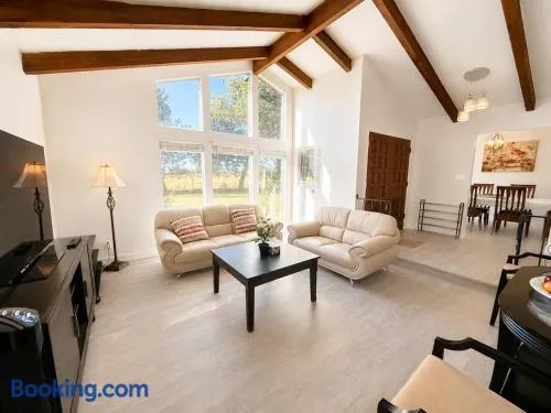 8651 Spacious Elk Grove Retreat Free Parking n Fast WiFi - Image 1