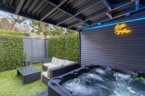 Harewood lodge hot tub retreat - Image 1